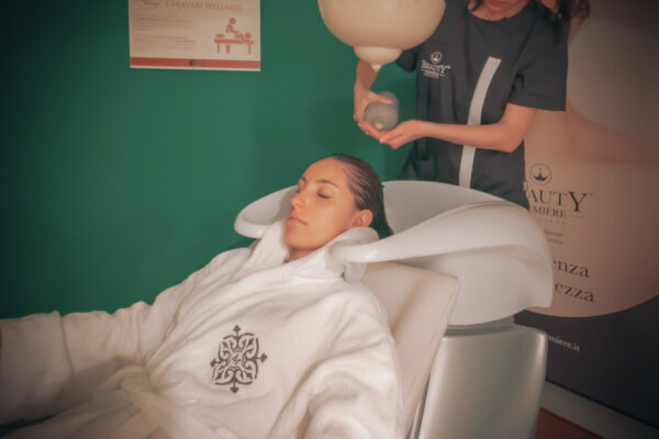 massaggio capelli shirodara